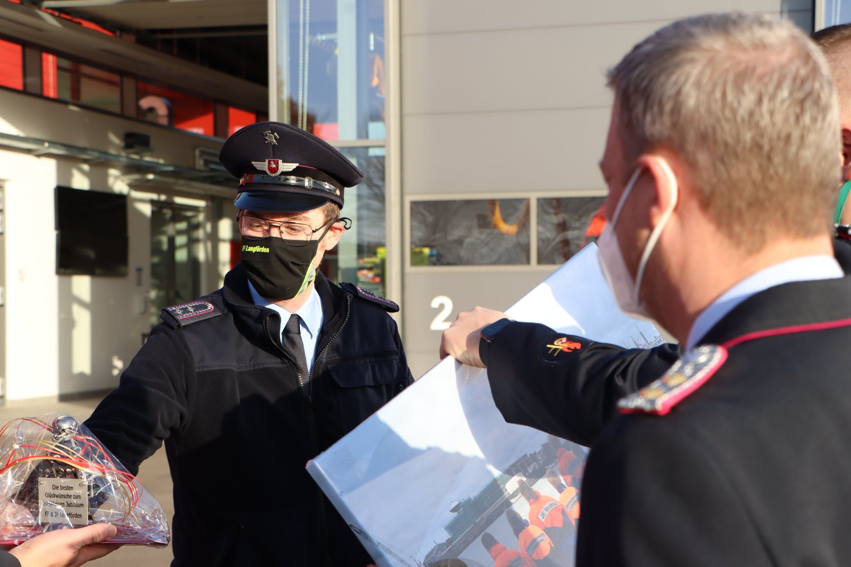 Langfördener Jugendfeuerwehrwart Tim Weustermann beglückwünscht die Kameraden der Feuerwehr Vechta